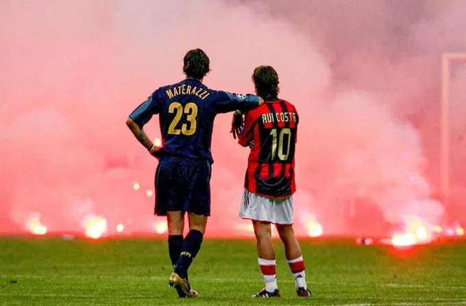 The iconic Milan derby photo of the UCL history